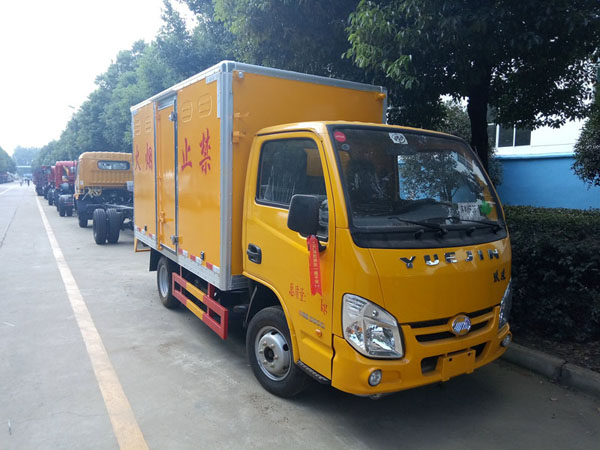 躍進(jìn)3.3米柴油（藍(lán)牌）腐蝕品廂式車(chē)
